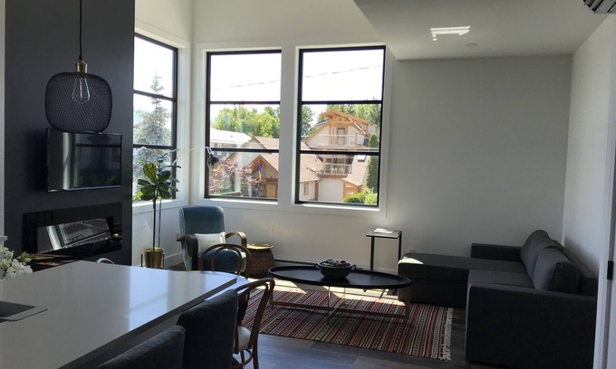 South Pandosy Apartment | Ideal location