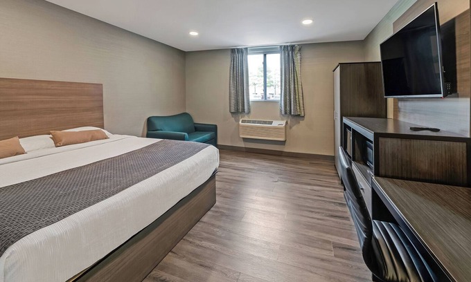 Foxboro Hotel | Ideal Location! Near Gillette Stadium, Offers FREE Parking Plus FREE Breakfast!