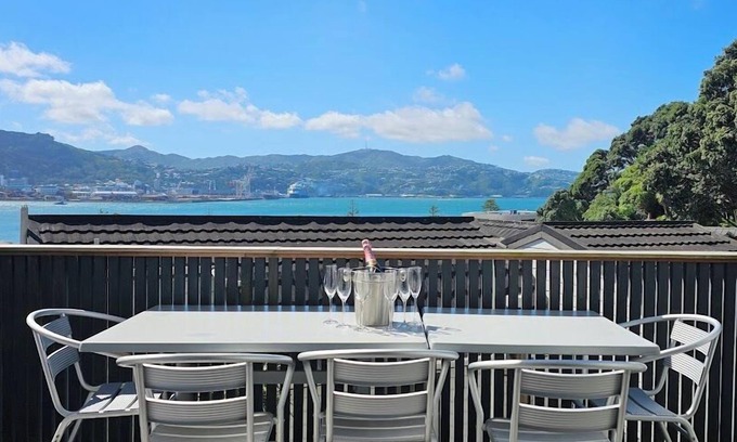 Oriental Bay House | Ideal location for groups, family, friends or work