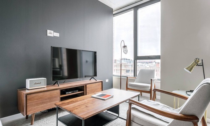 West Loop Apartment | Ideal Loop Studio w/Pool, Gym, nr. Merchandise Mart & the L, by Blueground