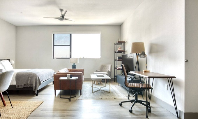 Mid-Wilshire Apartment | Ideal Mid-Wilshire Studio w/Gym, Pool, walk to S. La Brea, by Blueground