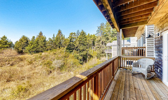 Oceanside Apartment | Ideal retreat by the beach with deck, full Kitchen, high-speed WiFi, private W/D