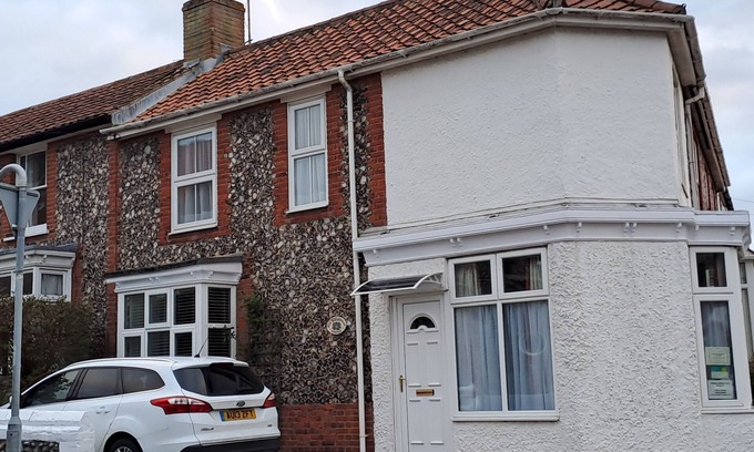 Sheringham Cottage | Ideally located period cottage with parking.