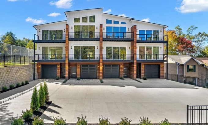 Ashley Oaks House | Idlewood Suites ~ 3-Story West Knoxville Suite #3