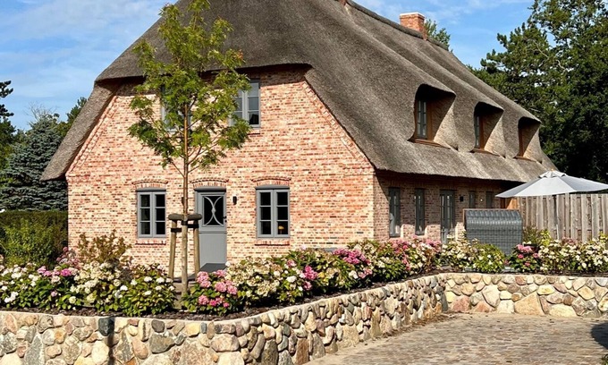 Nieblum Villa | Idun - ein Exklusives Reedachhaus mit Modernem Kern für Großfamilie