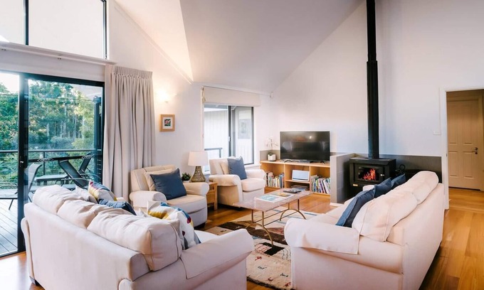Yallingup Siding House | Idyll Estate Bushland Gem with Spa and Tennis Court
