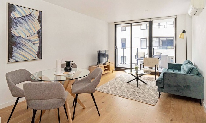 Brunswick East Apartment | Idyllic 1-Bed Near Popular Shopping Streets
