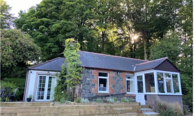 Moffat Cottage | Idyllic 1860 country cottage, wood-burning stove, acre of gardens. Pets adored!