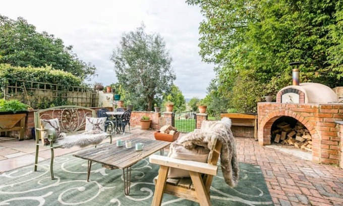 Hawkhurst Cottage | Idyllic 2- Bedroom barn with amazing views