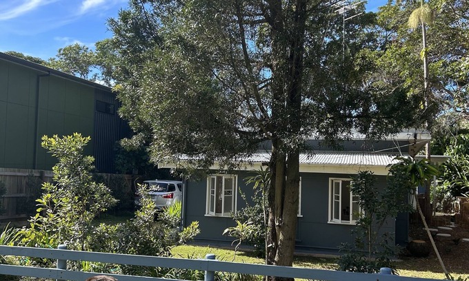 Point Lookout House | Idyllic classic beach house - top location, one level, private backyard