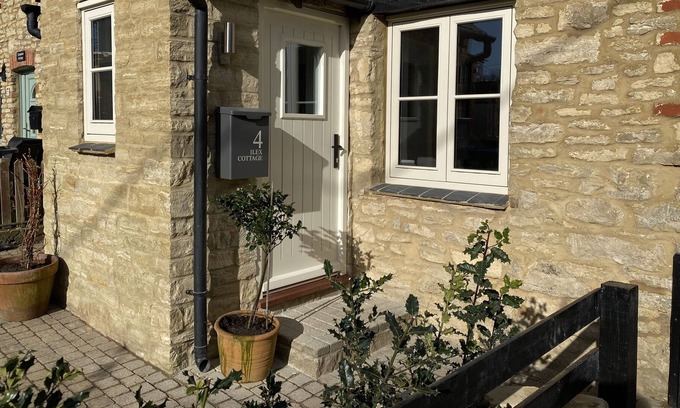 Buckingham Cottage | Idyllic Cottage - centre of quintessential English village