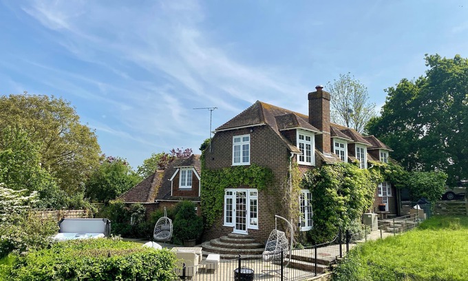 Tenterden House | Idyllic Country House, Hot Tub, Games Room, Tranquil Setting, Views, Vineyards
