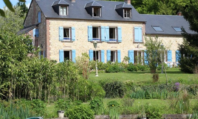 Les Authieux-du-Puits Cottage | Idyllic Duplex with Terrace, Garden, WiFi, and Private Pond in Les Authieux-du-Puits.