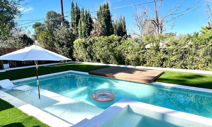 Encino House | Idyllic family home in prime Encino neighborhood