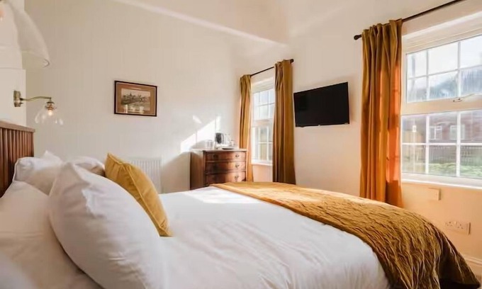 Axford House | Idyllic Foodie Retreat above Silks Pub