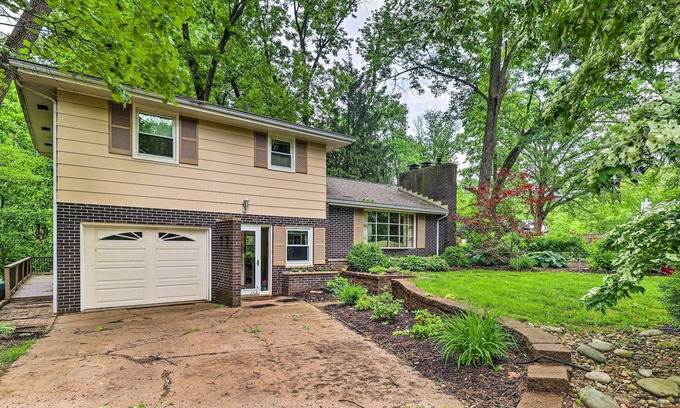 Glen Carbon House | Idyllic Glen Carbon Home w/ Screened-In Porch