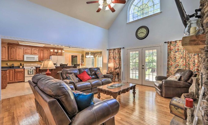 Hawkinsville House | Idyllic Hawkinsville Retreat Large Fire Pit!
