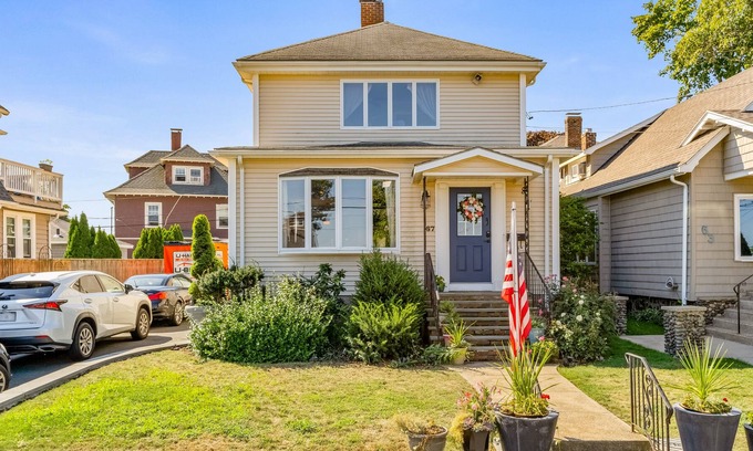 Little Nahant House | Idyllic island home near the beach with park-like backyard, fast WiFi, & W/D