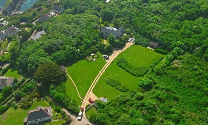 Cadgwith House | Idyllic location 2 acres by SW coast path! Short walk to beach, pub & cafe π
