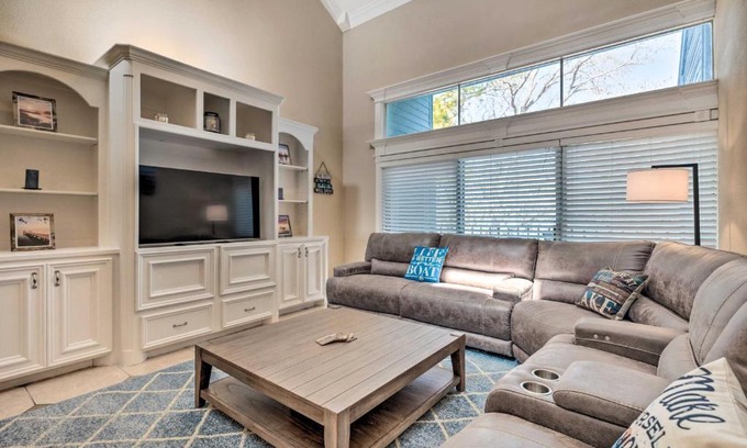 Walden on Lake Conroe Apartment | Idyllic Montgomery Condo with Pool and Lake View!