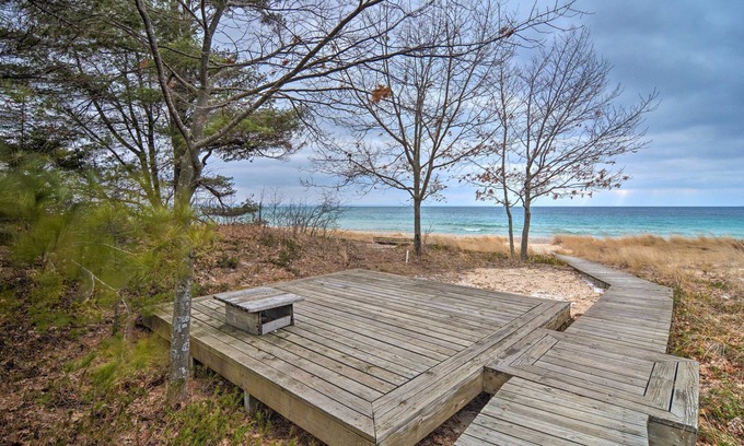 Northport Cottage | Idyllic Northport Cottage, Walk to Lakeside!