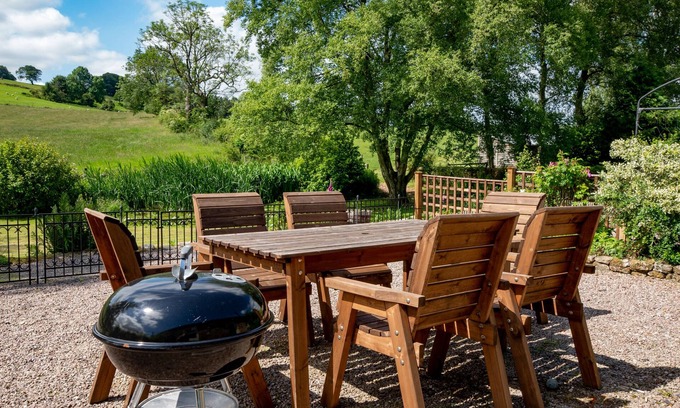 Hopton House | Idyllic, Pet-Friendly 3-bedroom Cottage at Stainsborough Hall, Carsington Water