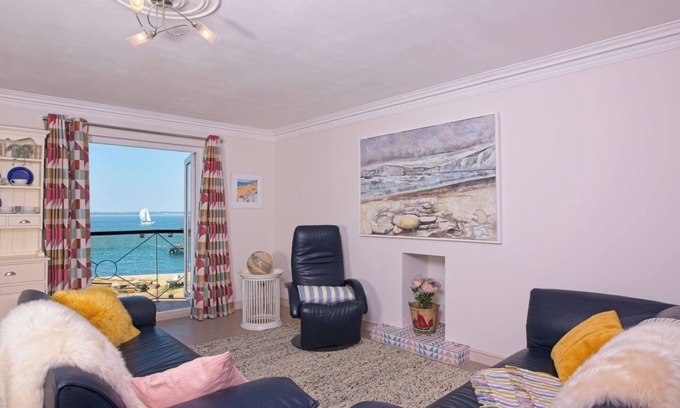 Yarmouth House | Idyllic seaside retreat. Stunning sea views in nature reserve.