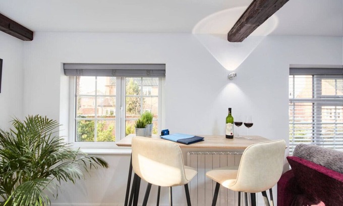 Kegworth Apartment | Idyllic setting. SkyLink to Airport. Gym Access