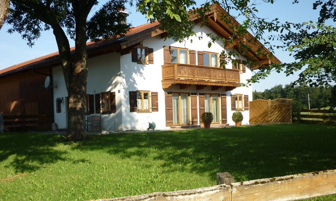 Munchen District House | Idyllic, spacious country house in a hamlet location southeast of Munich