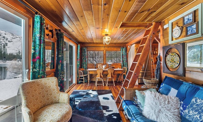 Newport Cottage | Idyllic Waterfront Bungalow In Newport on Lake Sacheen