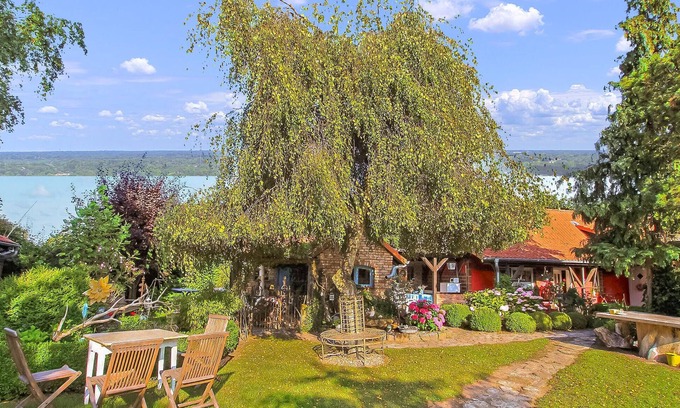 Meesiger Apartment | Idyllically and quietly situated, nestled in the lovingly landscaped garden on the owners' approx.