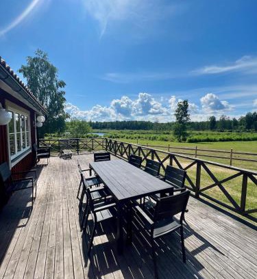 Osthammar House | Idylliskt hus med sjöutsikt.