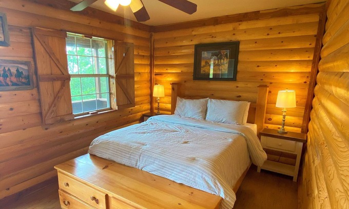 Mena Cabin | "If you're never at home and always alone, this Cabin is for you!" .Willie