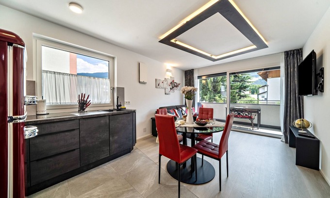 Naturno Apartment | "Il Cuore Rosso" holiday flat - new build in the centre with mountain views, balcony and AC