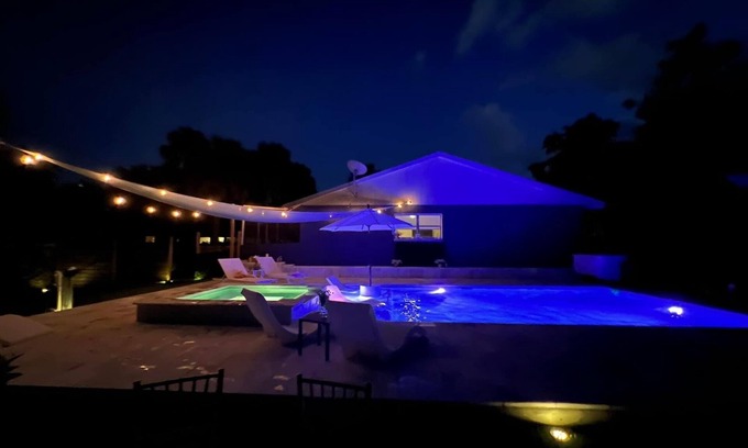 East Naples Apartment | Il Santuario 17 Heated Pool and Spa Close to Beach and Fifth Avenue
