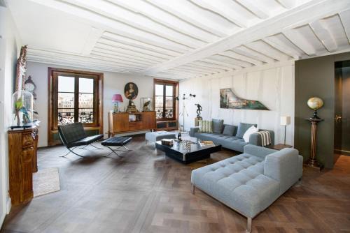 Les Iles Apartment | Ile Saint Louis & Direct River Views - 2BR - CityApartmentStay