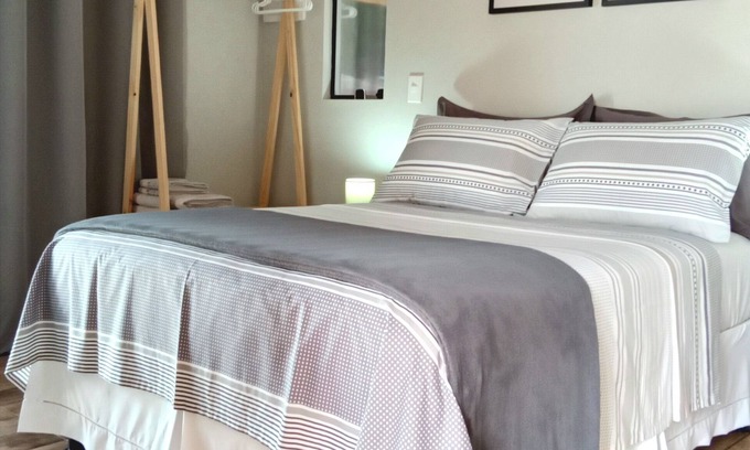Centro Comercial Bed & Breakfast | Ilhinha II suite in a private condominium, located in the heart of Ilhabela!