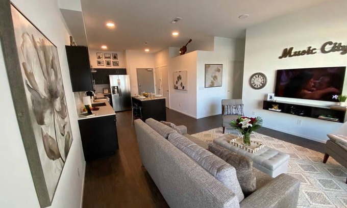 Edgehill Condo | ILLUME/Modern New Condo/Pool & Downtown Views/Gym