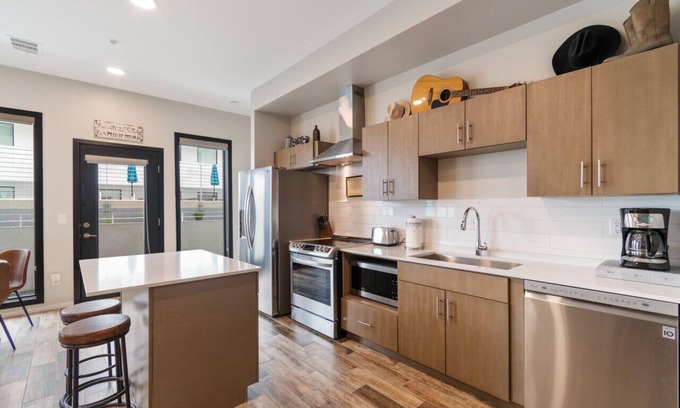 Edgehill Condo | Illume - New Modern downtown Views with a Pool