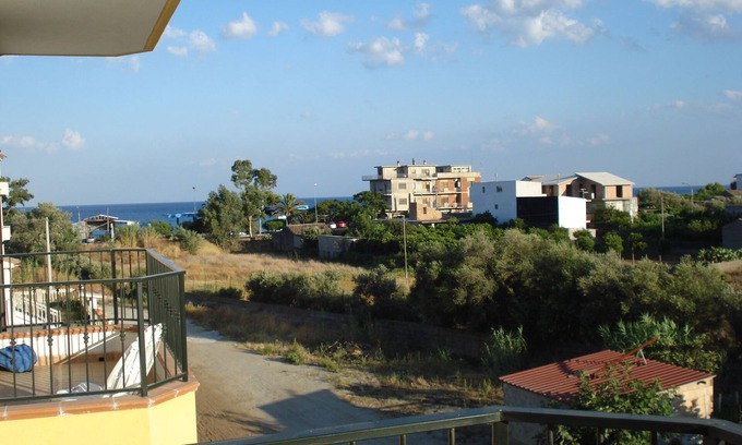 Ardore Marina Apartment | Illuminated fresh clean new beach house