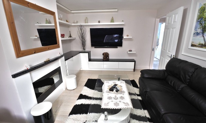 North Richmond Apartment | Immaculate 2-Bed Apartment in Isleworth by river
