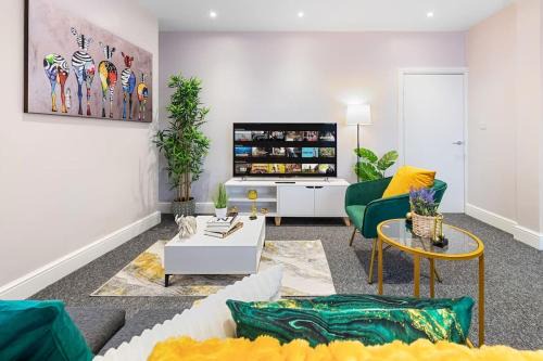 High Barnet Apartment | Immaculate 2BR London Flat with King Bed-Parking Available-Sleeps 6-20 Percent OFF Off Long Stays! Perfect for Families, Contractors & Couples!