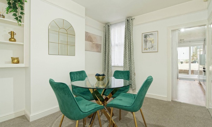 Chatham House | Immaculate 3-Bed House in Chatham
