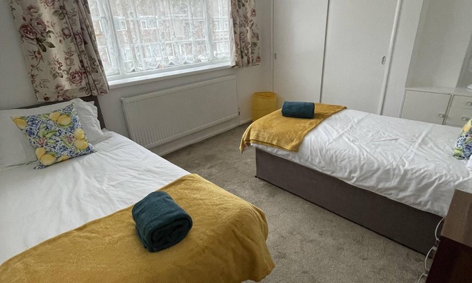 Luton House | Immaculate 3-bed House in Luton