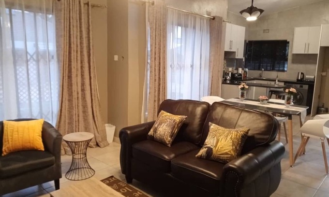 Bulawayo Apartment | Immaculate 3 bedroomed guesthouse in Ilanda - 2041