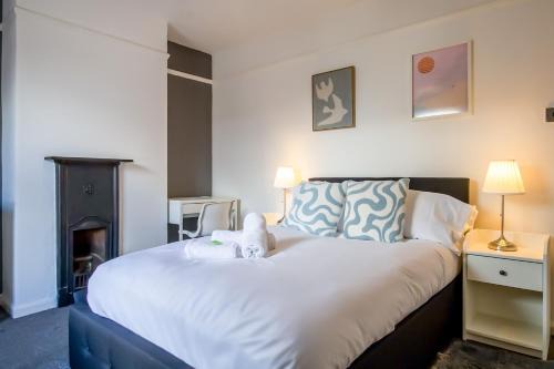 Northampton Apartment | Immaculate 4-bed Home in Northampton by Renzo, Perfect for Contractors, Sleeps 7!