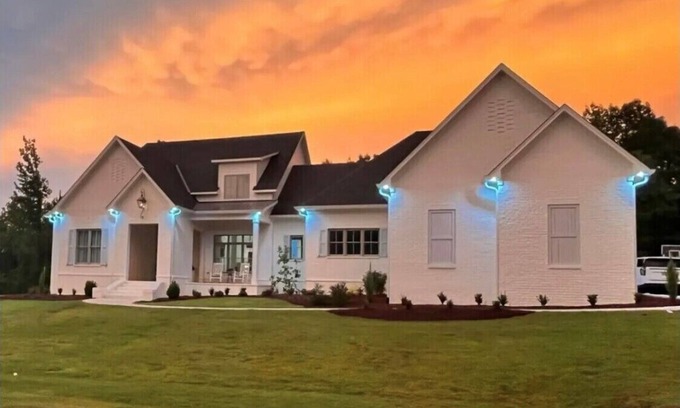 Oxford House | IMMACULATE 5 bedroom home in one of Oxfords most desired neighborhoods w/a pool