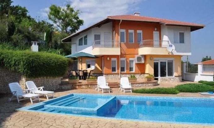 Osenovo Villa | Immaculate 6-Bed Villa in Balchic Bulgaria