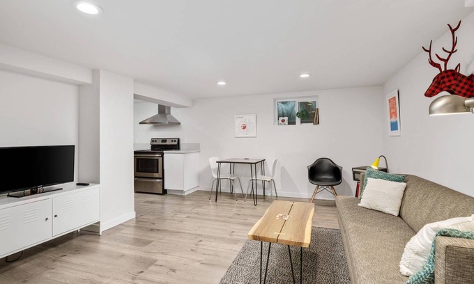 Concordia House | Immaculate Basement Retreat w/ Bright Minimalist Vibes, Close to Food, Art, Shopping & Entertainment