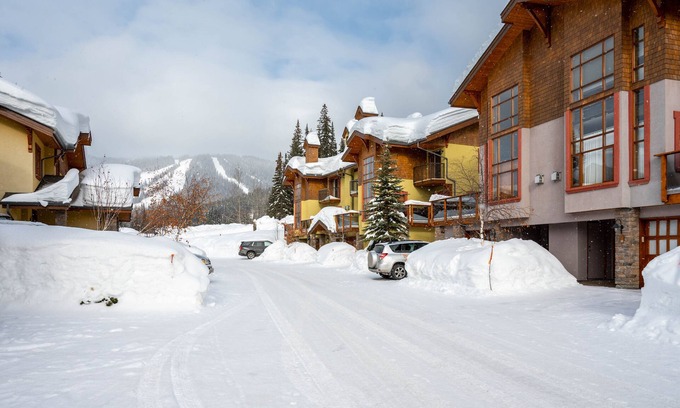 Sun Peaks House | Immaculate. Close to Lifts & Village. Ski-in Ski-Out. Private hot tub.